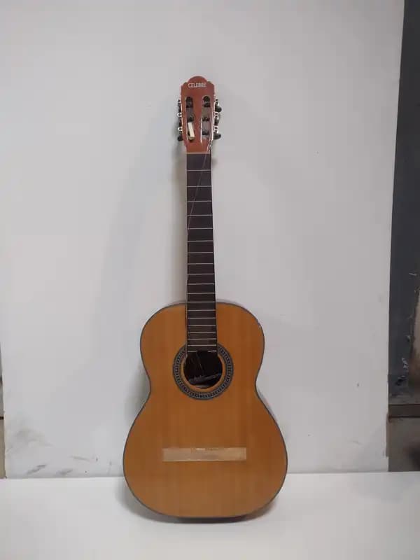 GUITARRA CRIOLLA MARCA CELEBRE