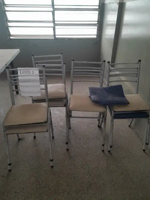 LOTE 3 - MESAS - SILLAS - VENTILADOR