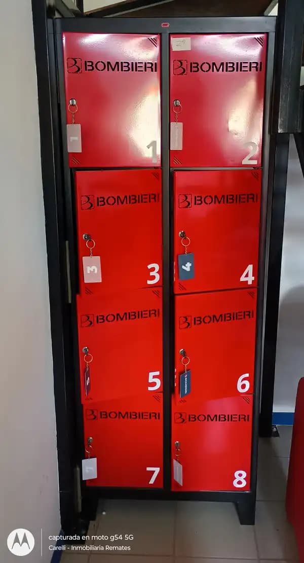Mueble con 8 lockers.
