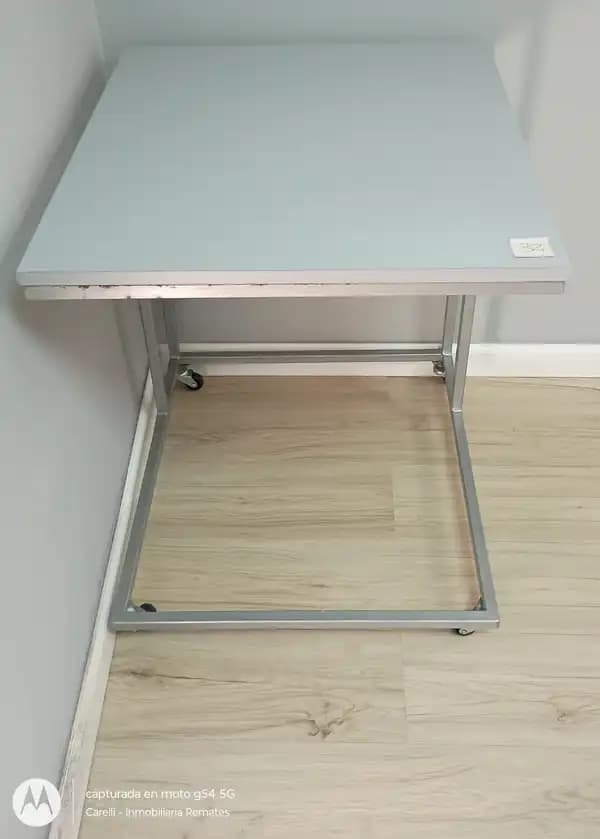 Mesa con rueditas 066x060x74 alt