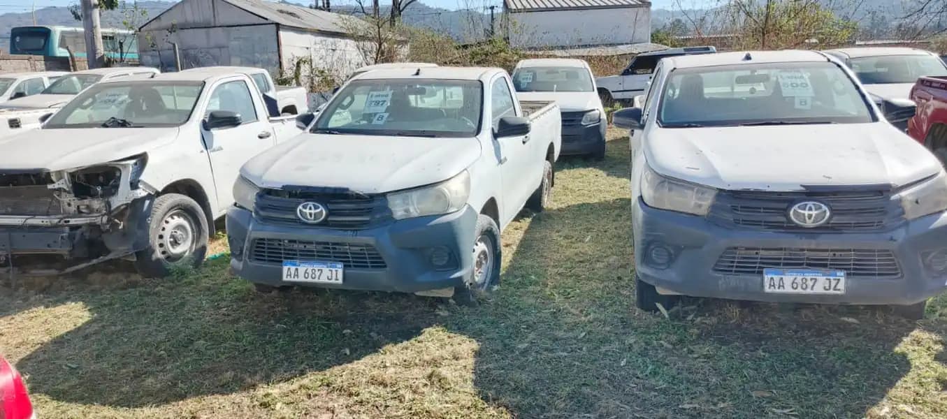 (3) TOYOTA	HILUX 4x2 C/S DX 2.4 TDI 6M/T PICK-UP