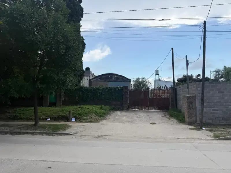 GALPONES - CASAS - DUPLEX - AMPLIO PARQUE