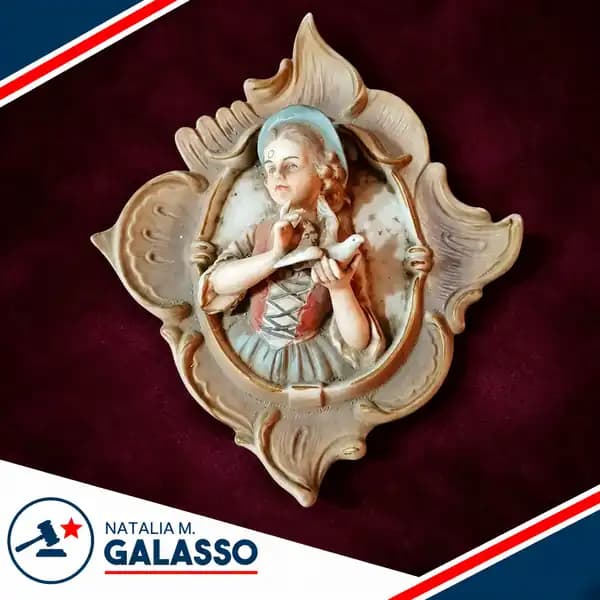 Adorno decorativo con figura de época y una paloma