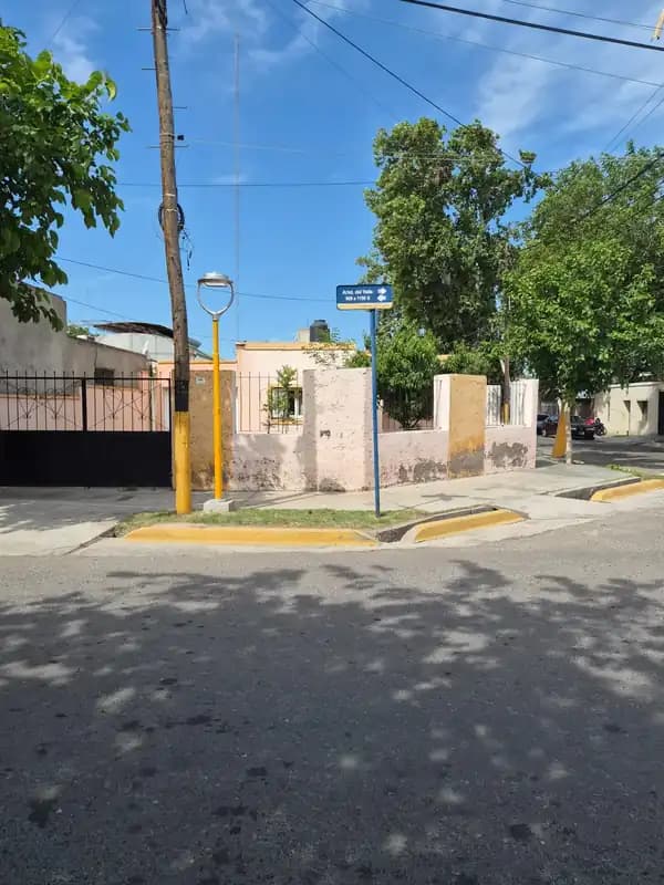 Casa esquina y galpon