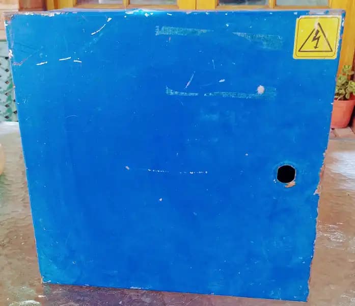GABINETE METALICO CON TOMA TRIFASICA Y LLAVE