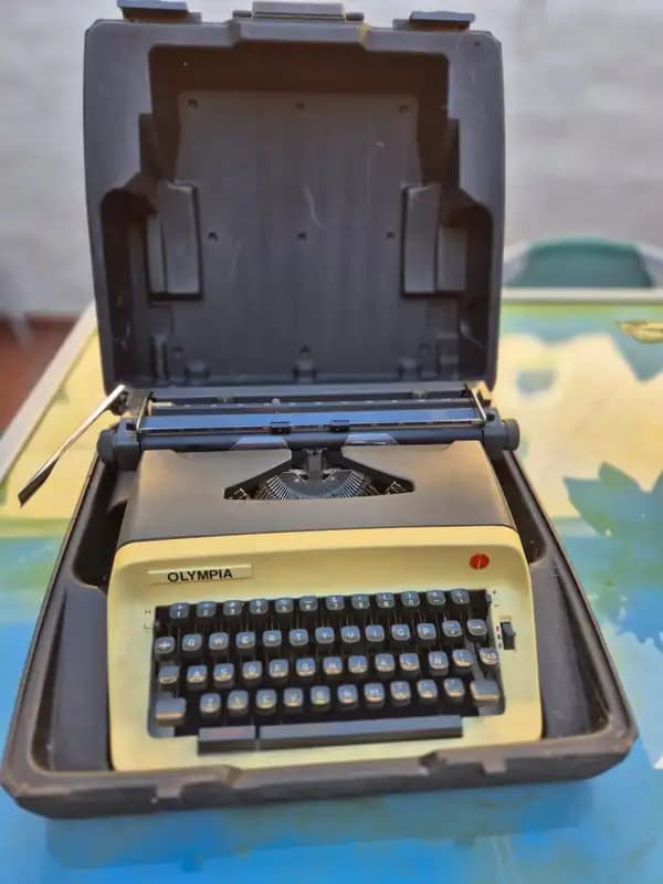 MAQUINA DE ESCRIBIR OLYMPIA