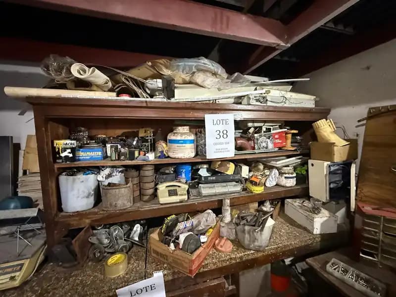 Lote38: 1 mostrador,1 estanteria y 1 banco trabajo