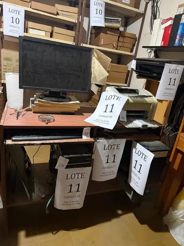 Lote 11 : 1 Mueble, 2 CPU y 2 impresoras