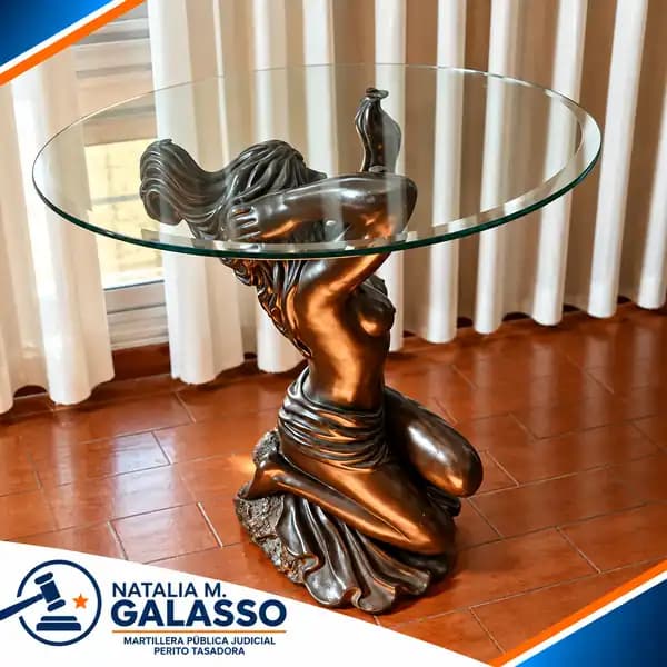 mesa ratona sostenida por figura
