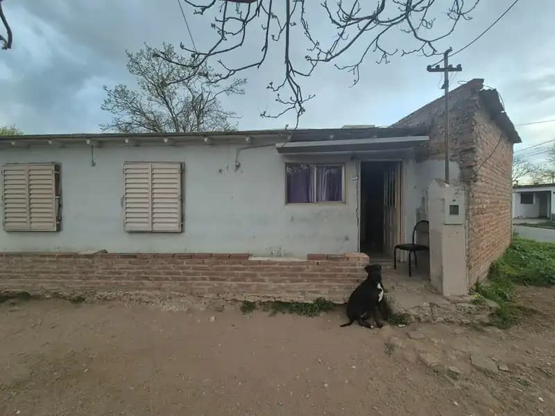 CASA A METROS DE CLUB ATLETICO SANTA ROSA