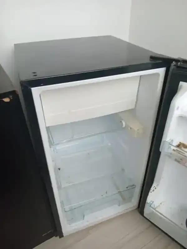 LOTE 16- Frigobar + 2 Dispenser de agua