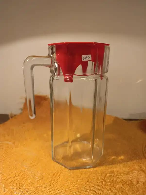 Jarra de vidrio con tapa de plastico rojo litro