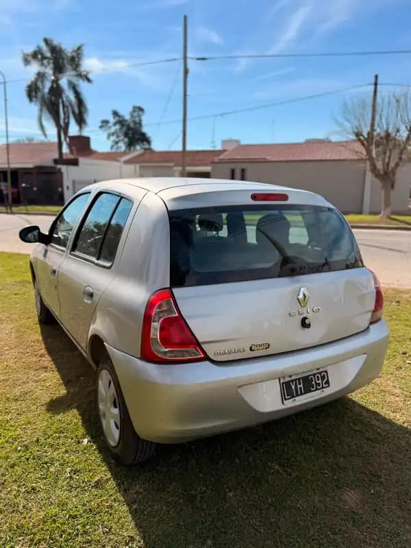 CLIO MÍO 5 PUERTAS CON AIRE Y DIRECCIÓN - AÑO 2013