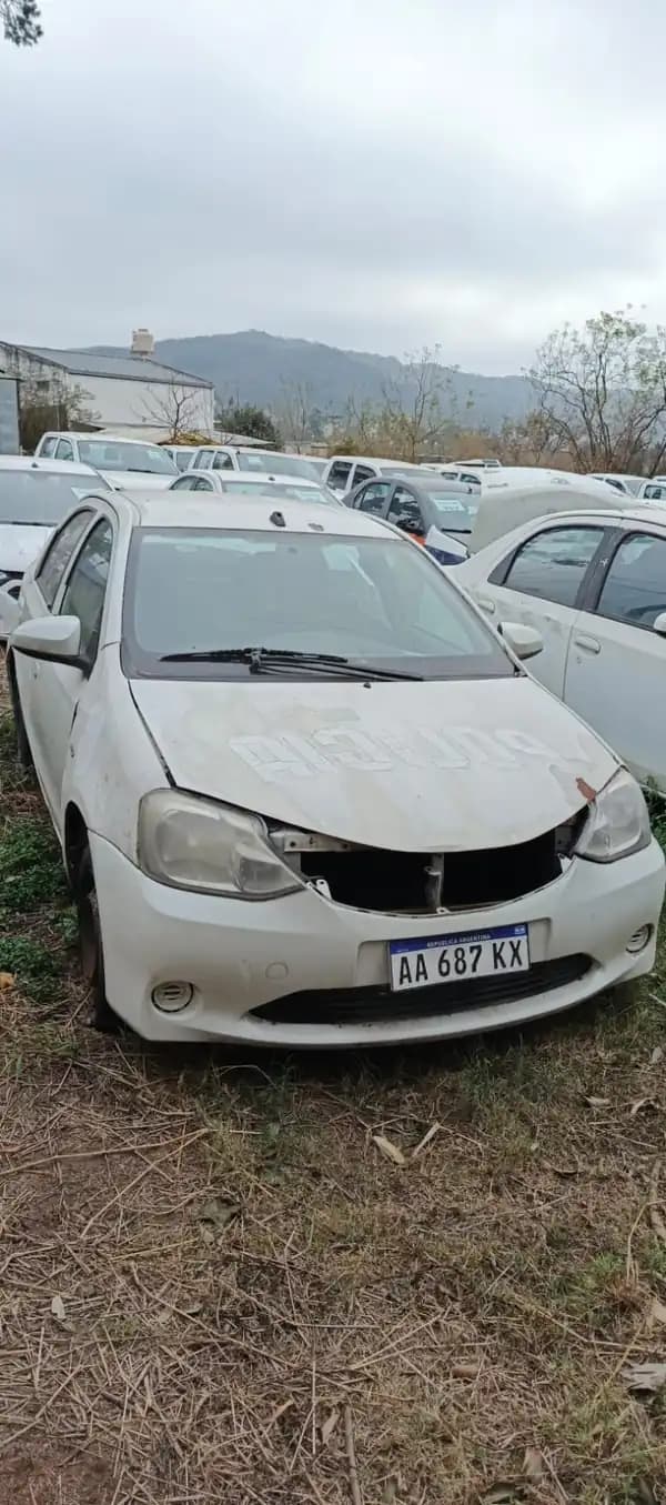 (5) TOYOTA	ETIOS XS 1.5 6M/T Sedan 4p