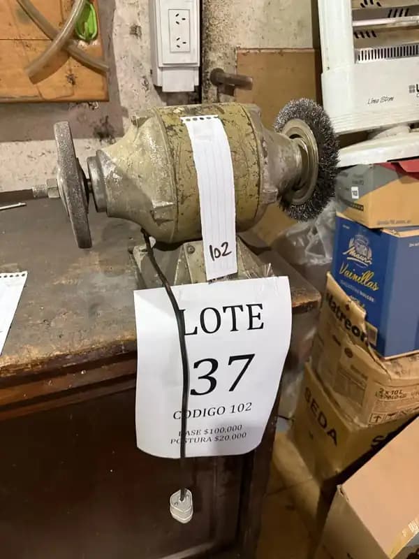 Lote37: 1 compresor de aire y 1 amoladora de banco