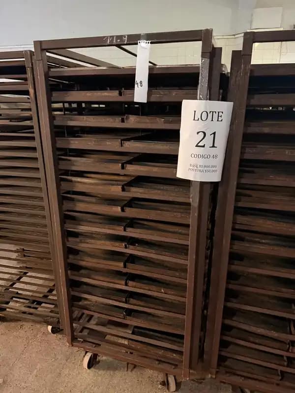 Lote 21 : 18 carros con 500 bandejas P/tostadas