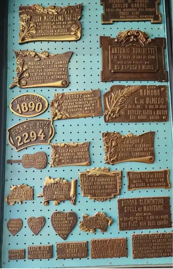 PLACAS, Y ACCESORIOS FUNERARIOS DE BRONCE Y NIQUEL
