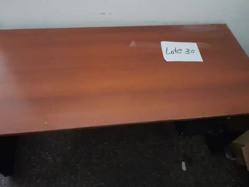 LOTE 30 - TRES ESCRITORIOS