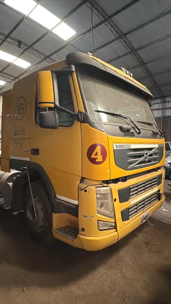 CAMION TIPO TRACTOR VOLVO C/CABINA DORM FM 3704X2