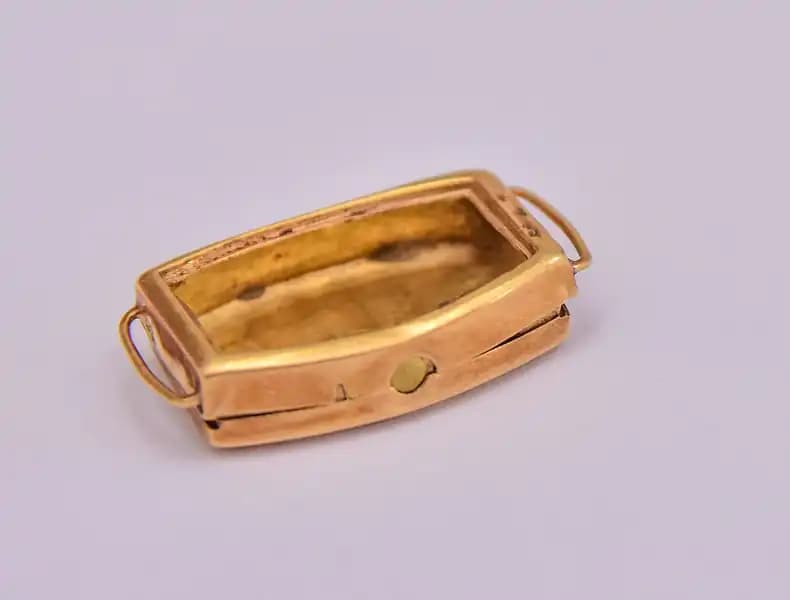 L8 - CAJA DE RELOJ DE ORO
