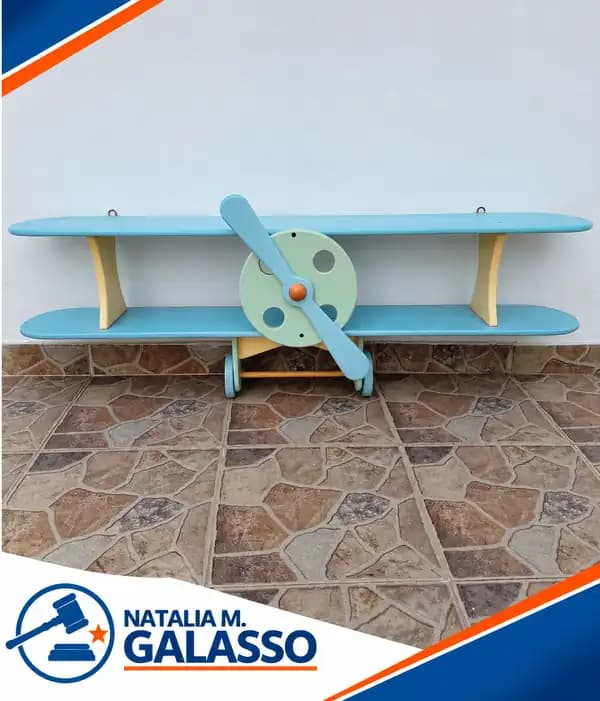 Avión de madera pintado color celeste