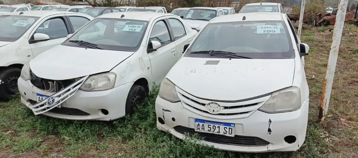 (4) TOYOTA	ETIOS XS 1.5 6M/T Sedan 4p