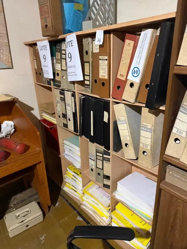 Lote 9 : 2 escritorios y 4 bibliotecas.