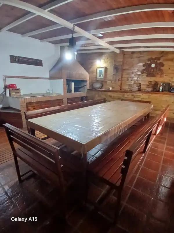 LOTE NRO 8:  MESA DE MADERA  + 4 BANCOS