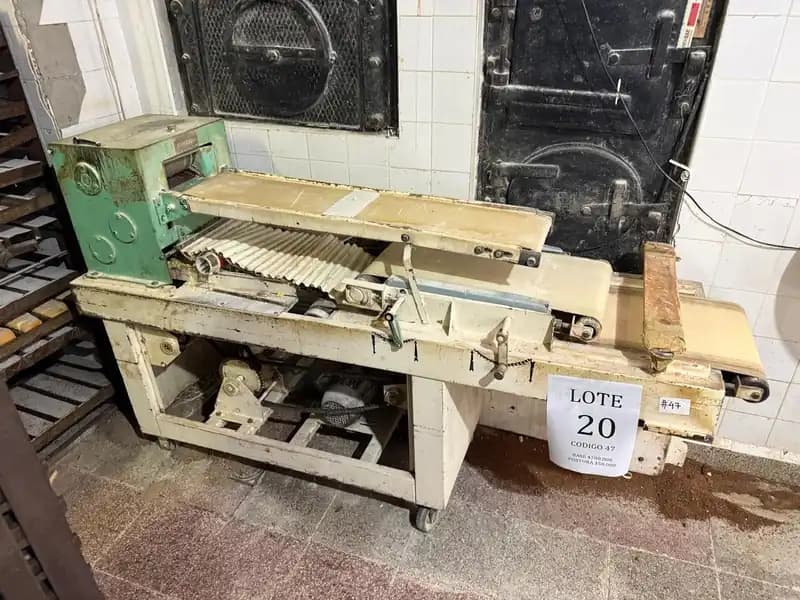 Lote 20 : 1 trinchadora marca Pastor