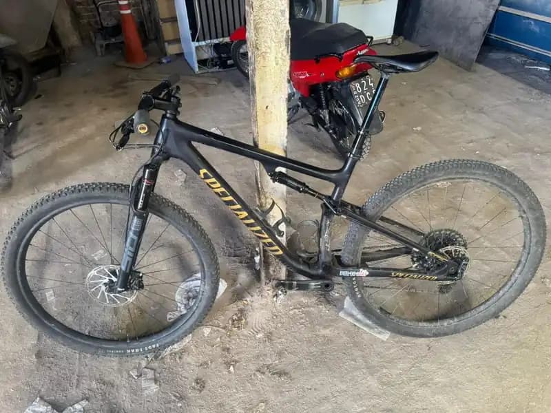 UNA BICICLETA SPECIALIZED NEGRO ROD. 29 DE CABONO