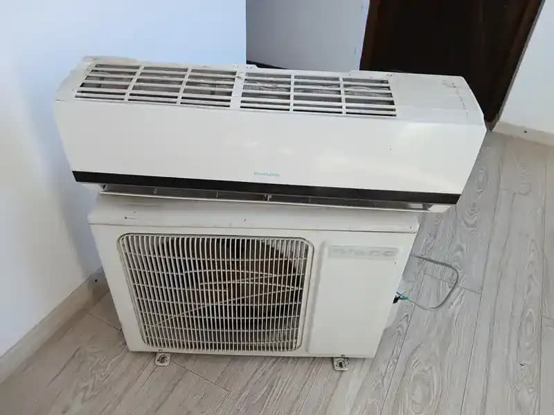LOTE 23 . Aire Acondicionado Philco + 2 Cámaras