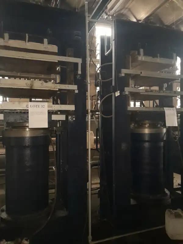 LOTE 32 - DOS PRENSAS HIDRAULICAS DE 4 PLATOS