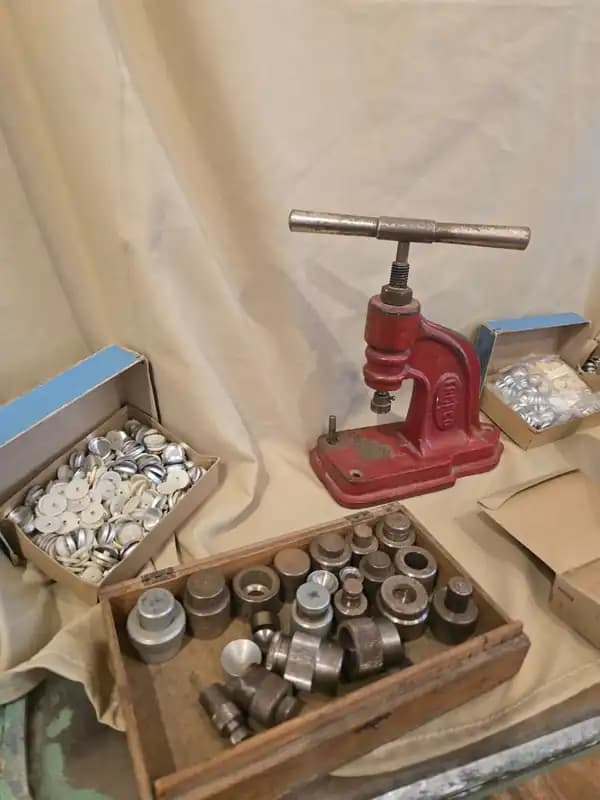 Maquina de forrar botones + accesorios