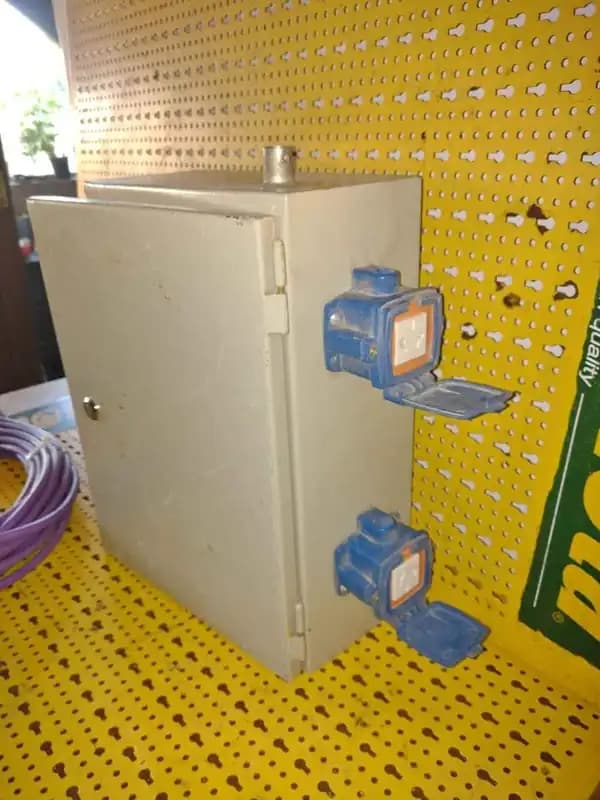 TABLERO ELECTRICO CON TERMICA Y TOMAS CAPS + CABLE