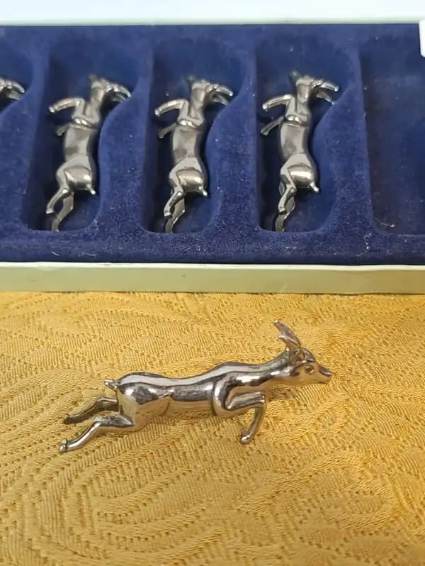 Apoya cubiertos de metal en forma de gacela