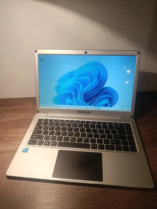 NOTEBOOK ENOVA CON CARGADOR WINDOWS 11
