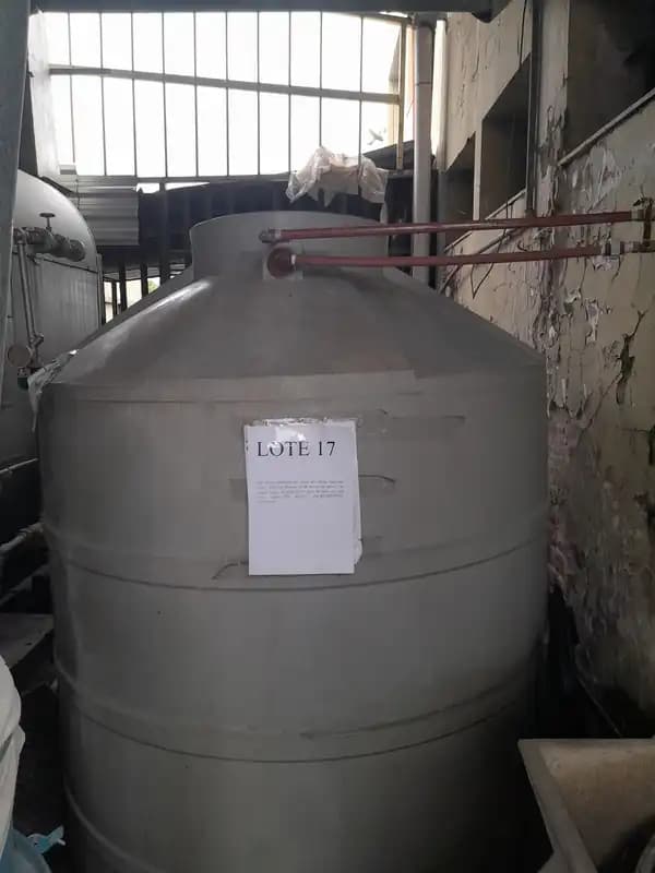 LOTE 17 - 3 TANQUES PLASTICOS