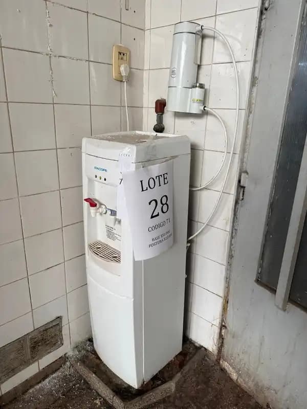 Lote 28 : 1 bebedero de agua con filtro PSA
