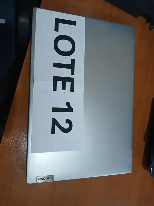 LOTE 12 - Una Laptop Lenovo