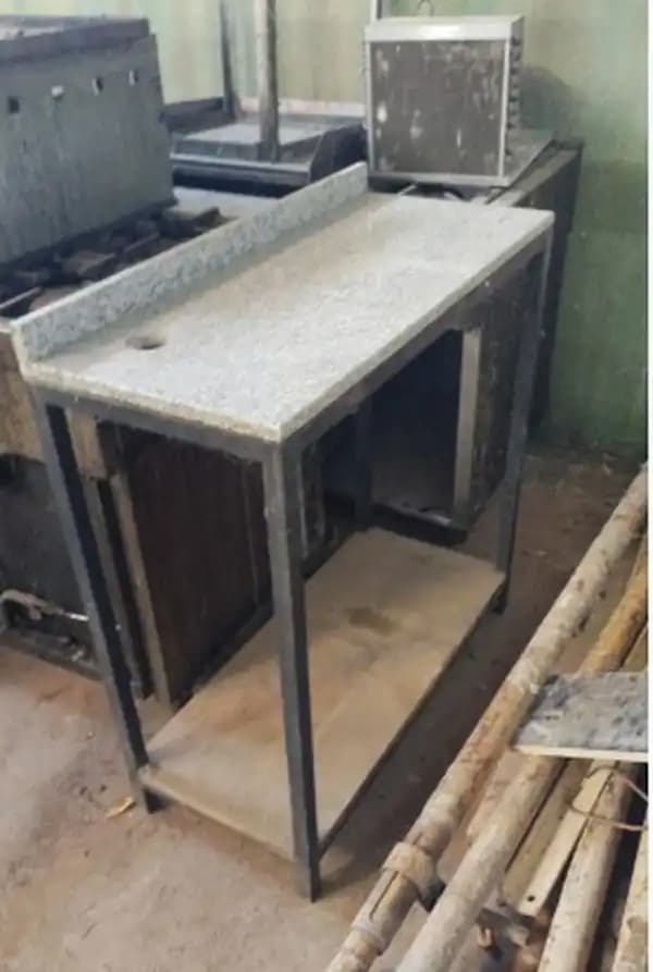MESADA GRANITICA S/ ESTRUCTURA METALICA