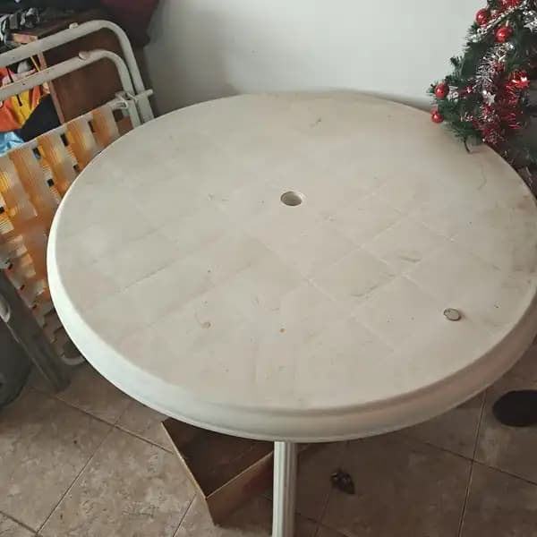 MESA REDONDA DE PLÁSTICO BLANCA
