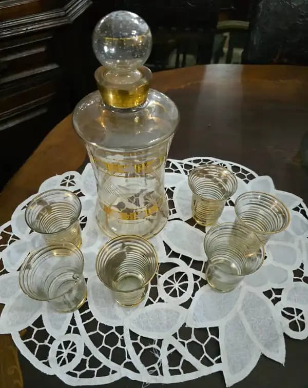Antiguo botellón con 6 vasitos