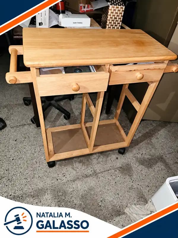 Mesa de madera tipo desayunador con cajoncitos