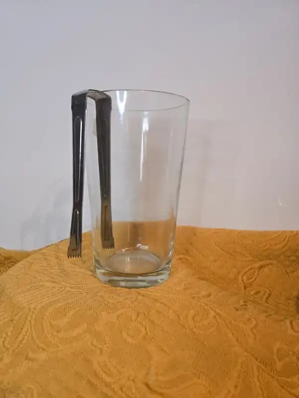 JARRA TIPO COCTELERA CON PINZA
