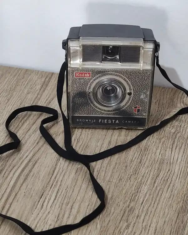 CÁMARA FOTOGRÁFICA KODAK BROWNIE FIESTA – VINTAGE