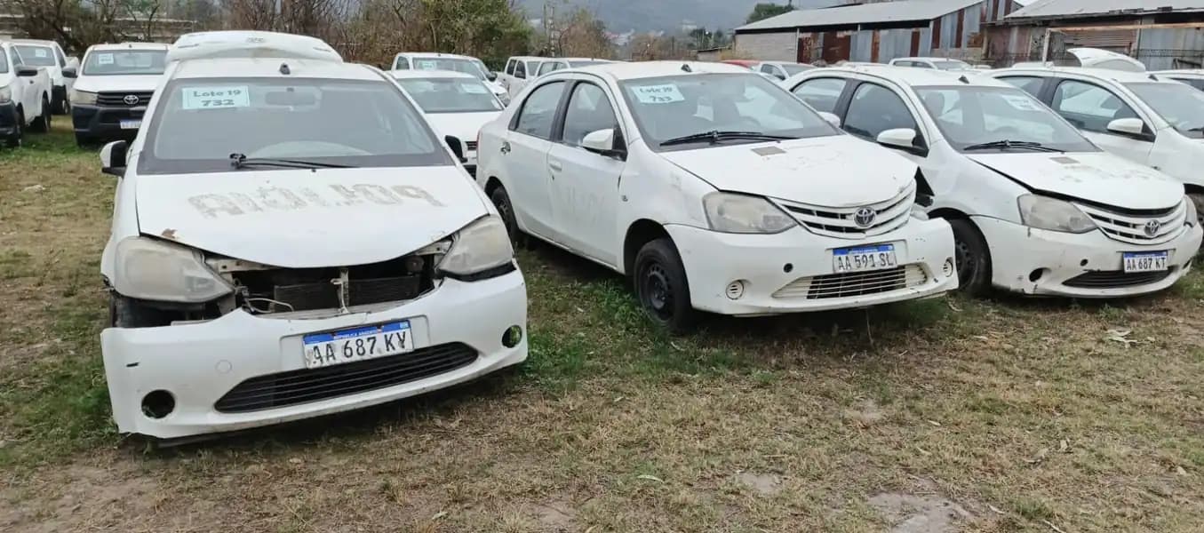 (4) TOYOTA	ETIOS XS 1.5 6M/T Sedan 4p