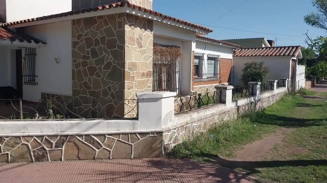 DERECHOS y ACCIo. HEREDITARIAS s/casa en J. MARIA