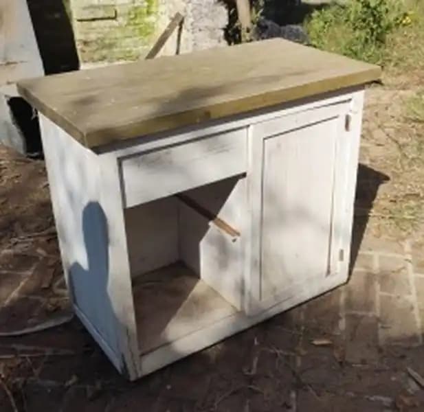 MUEBLE DE MADERA SOBRE RUEDAS CON ESTANTE