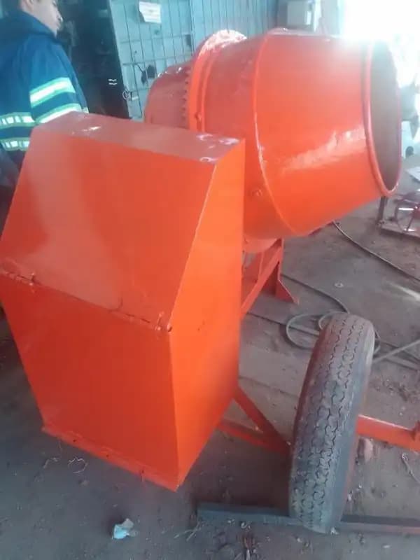 HORMIGONERO de ARRASTRE con MOTOR, Marca LINCE