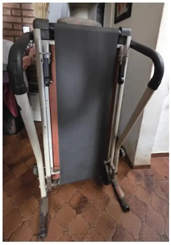 UNA CINTA CAMINADORA, MODELO PT-500T, GRIS Y NEGRA